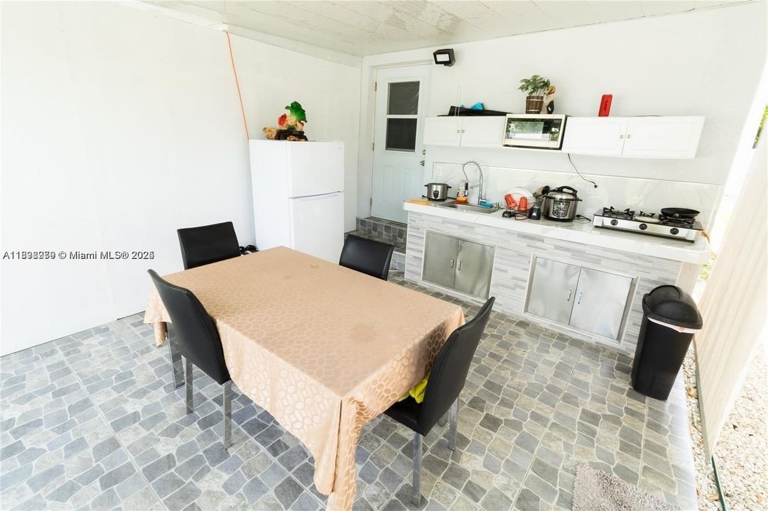 For Sale: $630,000 (3 beds, 2 baths, 1554 Square Feet)