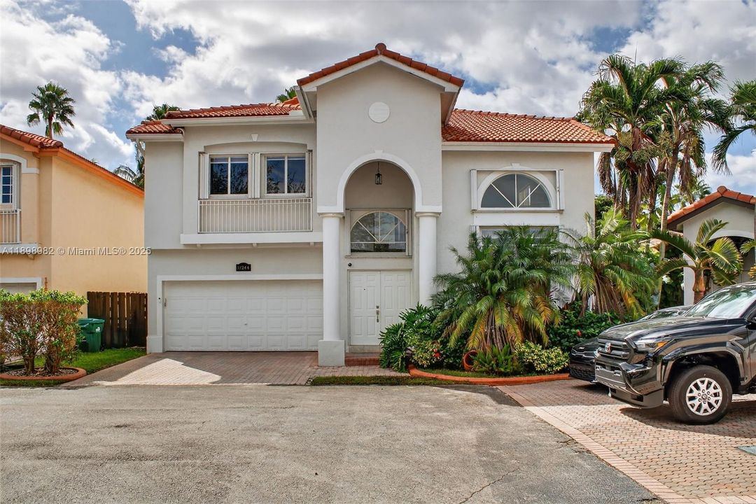 For Sale: $1,099,999 (5 beds, 3 baths, 2569 Square Feet)