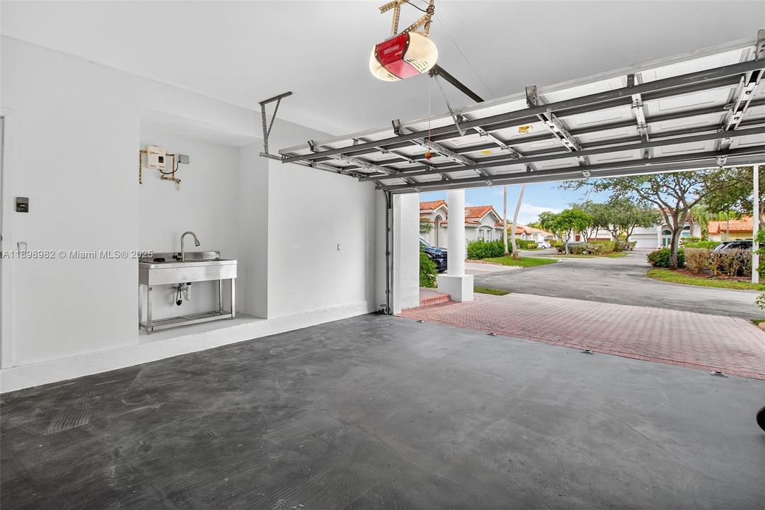 For Sale: $1,099,999 (5 beds, 3 baths, 2569 Square Feet)