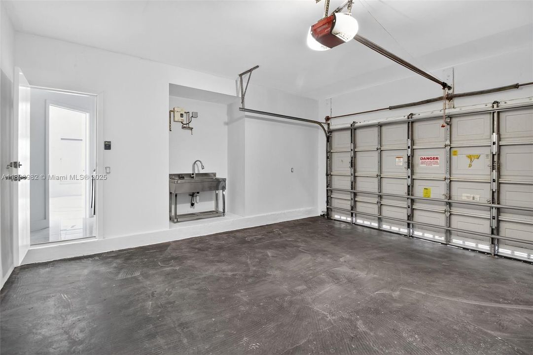 For Sale: $1,099,999 (5 beds, 3 baths, 2569 Square Feet)