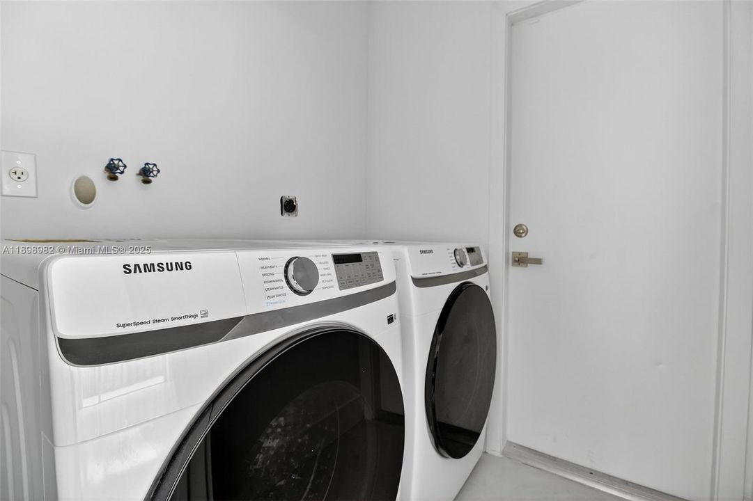 For Sale: $1,099,999 (5 beds, 3 baths, 2569 Square Feet)