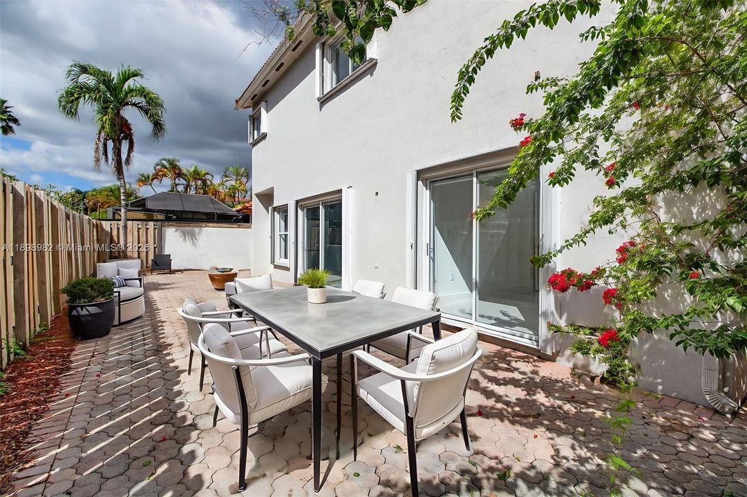 For Sale: $1,099,999 (5 beds, 3 baths, 2569 Square Feet)