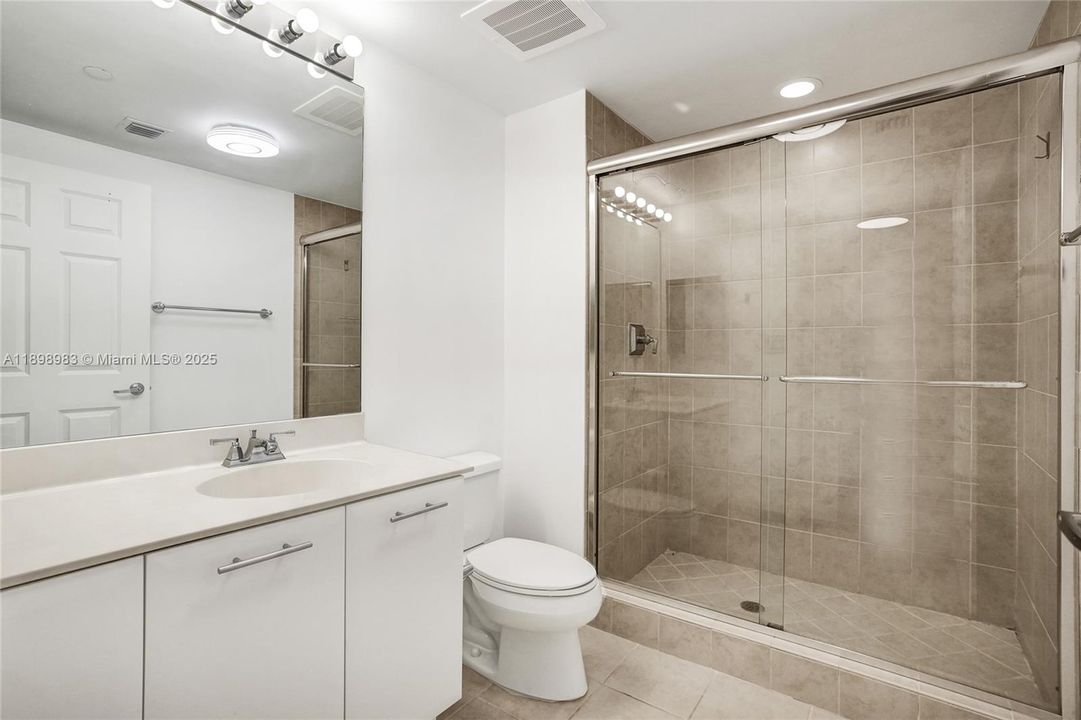 合同活跃: $283,000 (2 贝兹, 2 浴室, 1137 平方英尺)