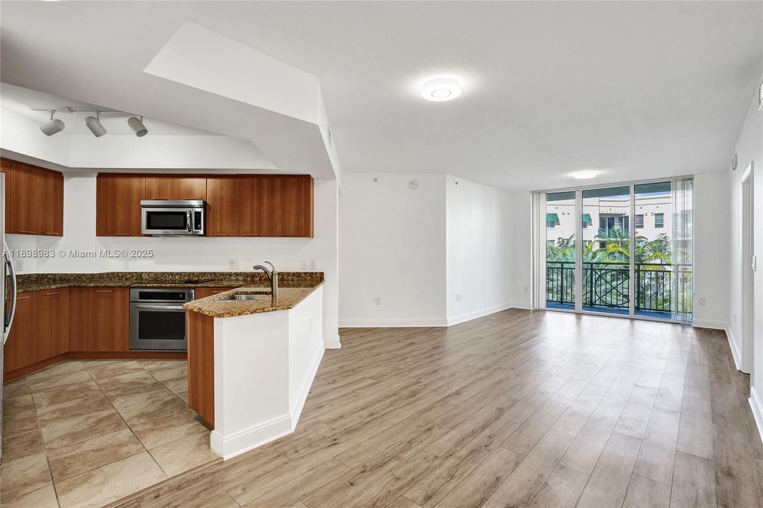 合同活跃: $283,000 (2 贝兹, 2 浴室, 1137 平方英尺)