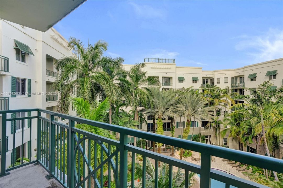 合同活跃: $283,000 (2 贝兹, 2 浴室, 1137 平方英尺)