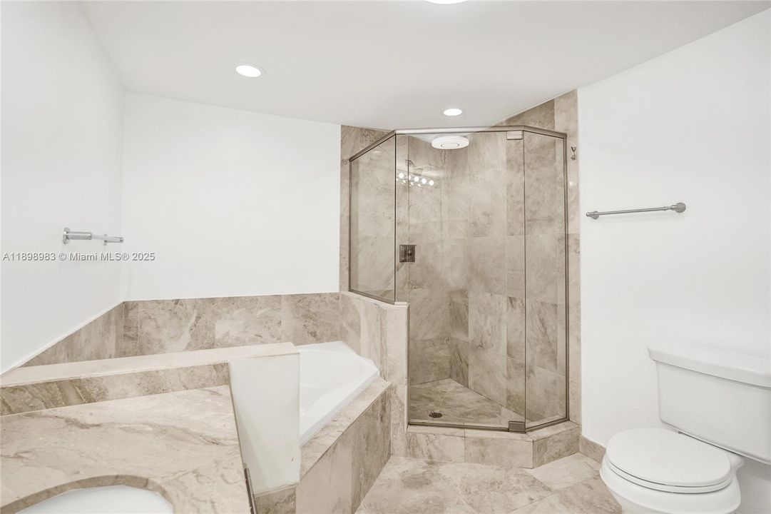 合同活跃: $283,000 (2 贝兹, 2 浴室, 1137 平方英尺)