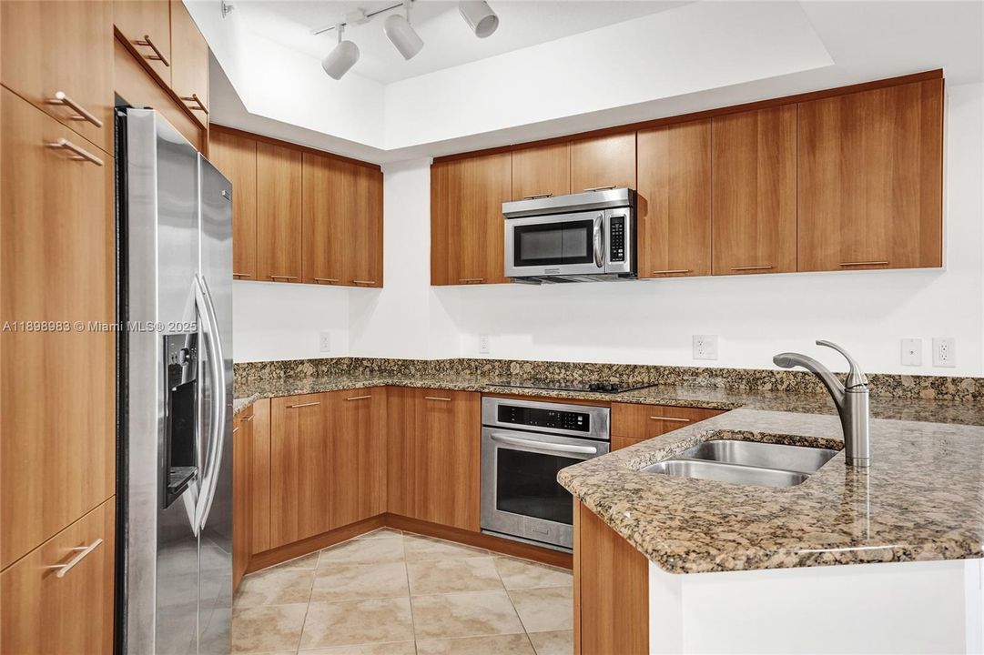 合同活跃: $283,000 (2 贝兹, 2 浴室, 1137 平方英尺)