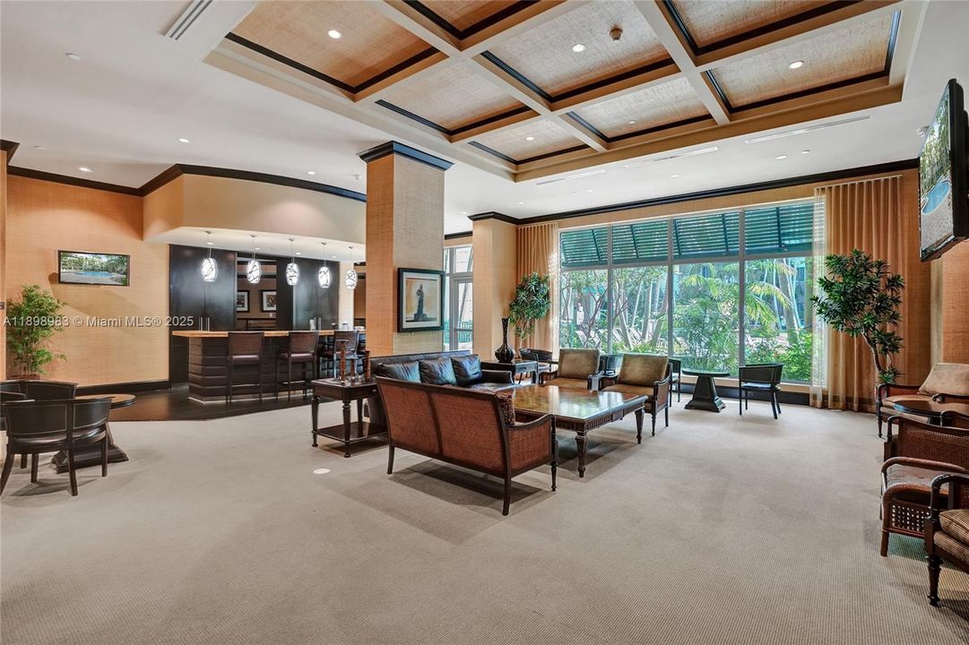 合同活跃: $283,000 (2 贝兹, 2 浴室, 1137 平方英尺)