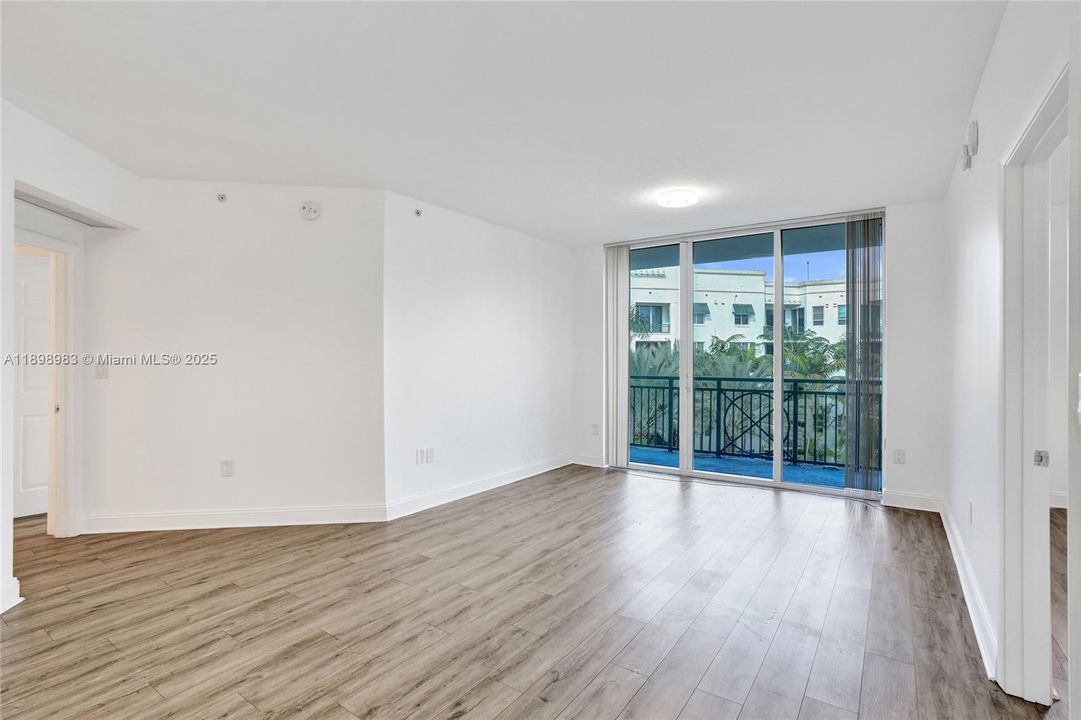 合同活跃: $283,000 (2 贝兹, 2 浴室, 1137 平方英尺)