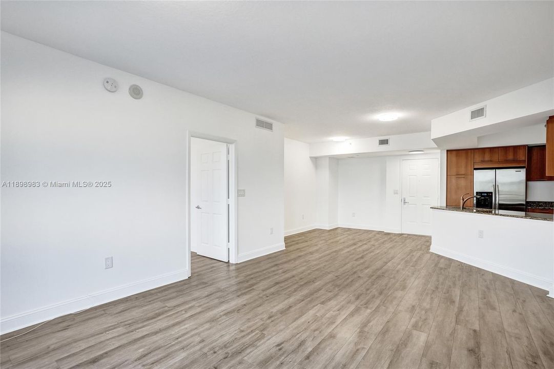 合同活跃: $283,000 (2 贝兹, 2 浴室, 1137 平方英尺)