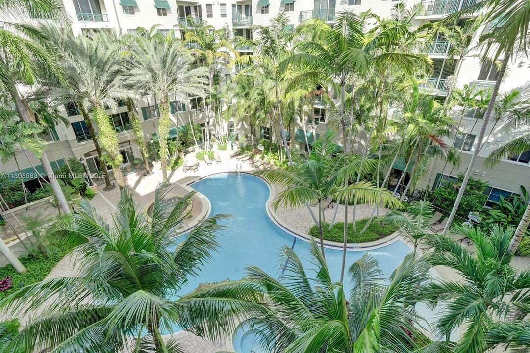 合同活跃: $283,000 (2 贝兹, 2 浴室, 1137 平方英尺)