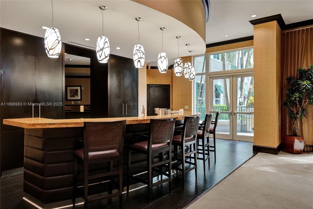 合同活跃: $283,000 (2 贝兹, 2 浴室, 1137 平方英尺)