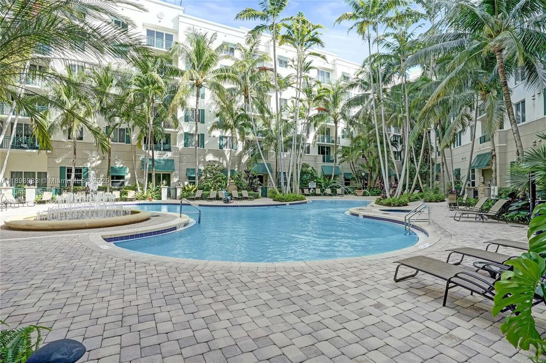 合同活跃: $283,000 (2 贝兹, 2 浴室, 1137 平方英尺)