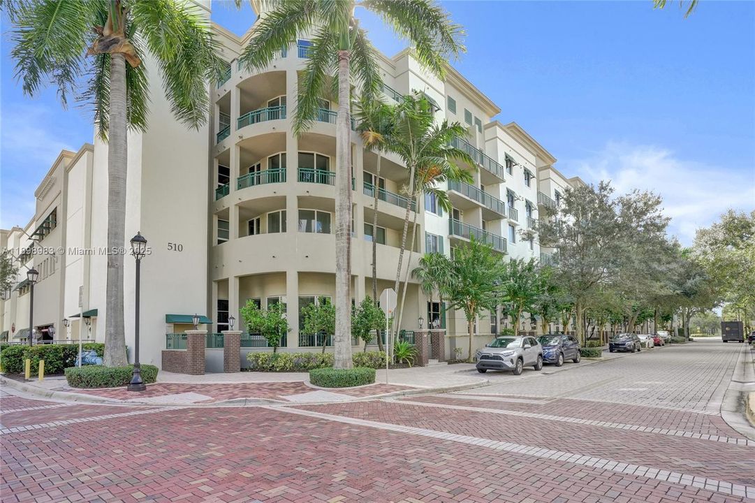 合同活跃: $283,000 (2 贝兹, 2 浴室, 1137 平方英尺)