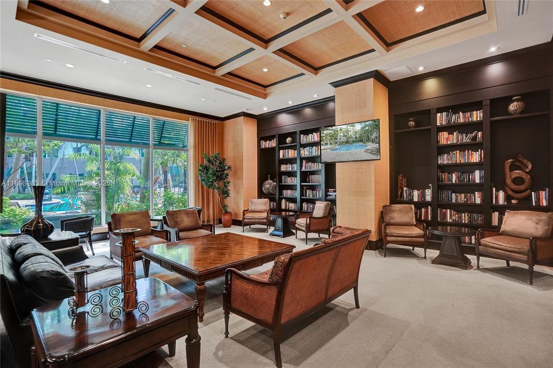 合同活跃: $283,000 (2 贝兹, 2 浴室, 1137 平方英尺)