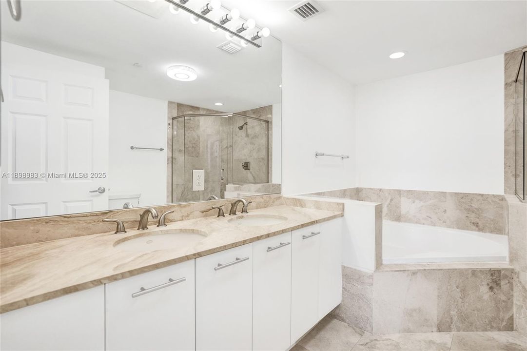 合同活跃: $283,000 (2 贝兹, 2 浴室, 1137 平方英尺)