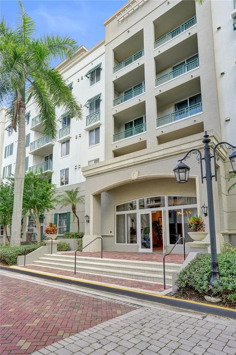 合同活跃: $283,000 (2 贝兹, 2 浴室, 1137 平方英尺)