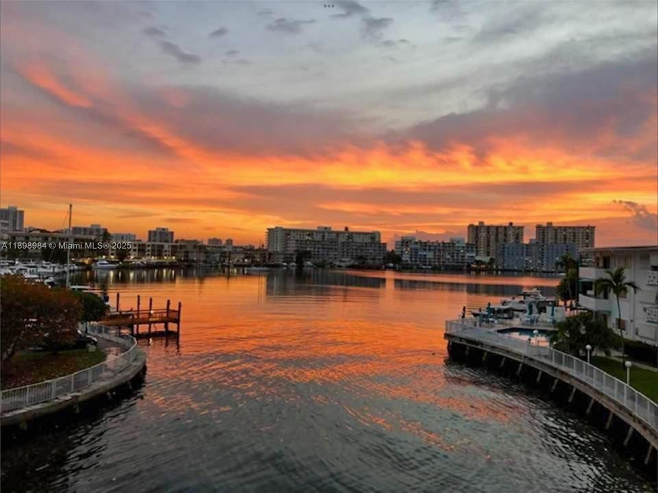 For Sale: $189,000 (1 beds, 1 baths, 700 Square Feet)