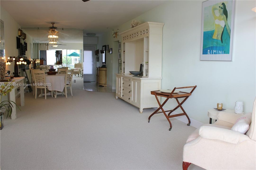 For Sale: $189,000 (1 beds, 1 baths, 700 Square Feet)