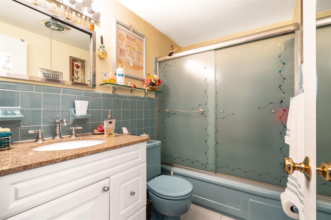 For Sale: $189,000 (1 beds, 1 baths, 700 Square Feet)