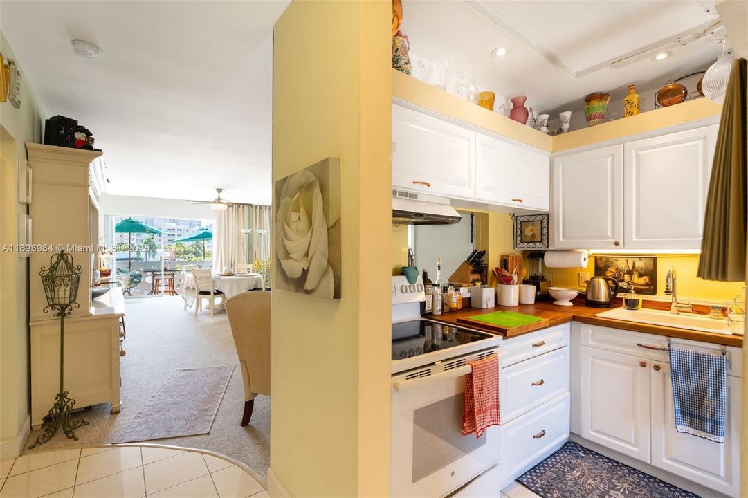 For Sale: $189,000 (1 beds, 1 baths, 700 Square Feet)