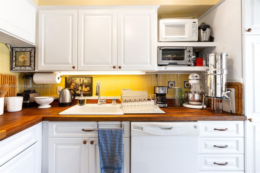 For Sale: $189,000 (1 beds, 1 baths, 700 Square Feet)