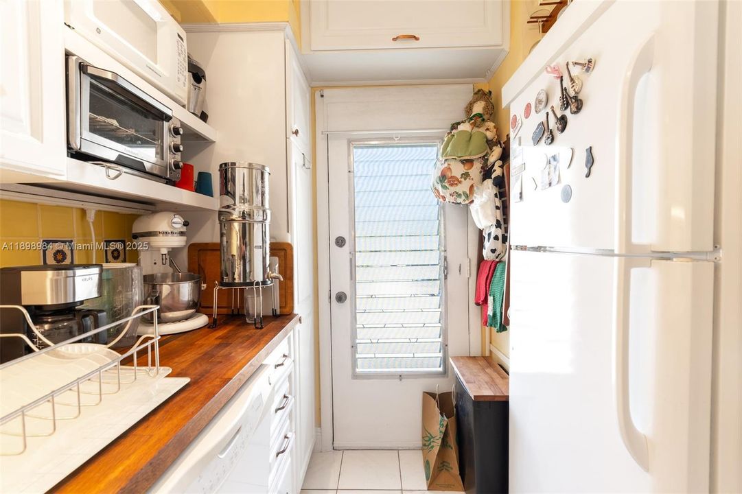 For Sale: $189,000 (1 beds, 1 baths, 700 Square Feet)