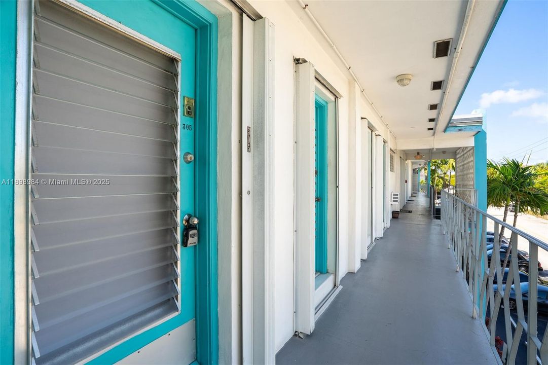 For Sale: $189,000 (1 beds, 1 baths, 700 Square Feet)