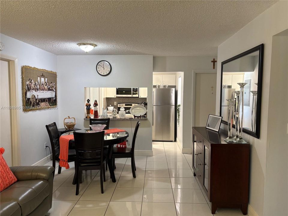 合同活跃: $2,350 (3 贝兹, 2 浴室, 993 平方英尺)