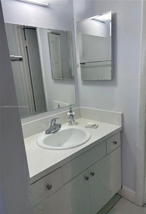 合同活跃: $2,350 (3 贝兹, 2 浴室, 993 平方英尺)