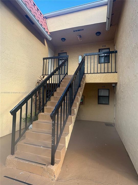 合同活跃: $2,350 (3 贝兹, 2 浴室, 993 平方英尺)