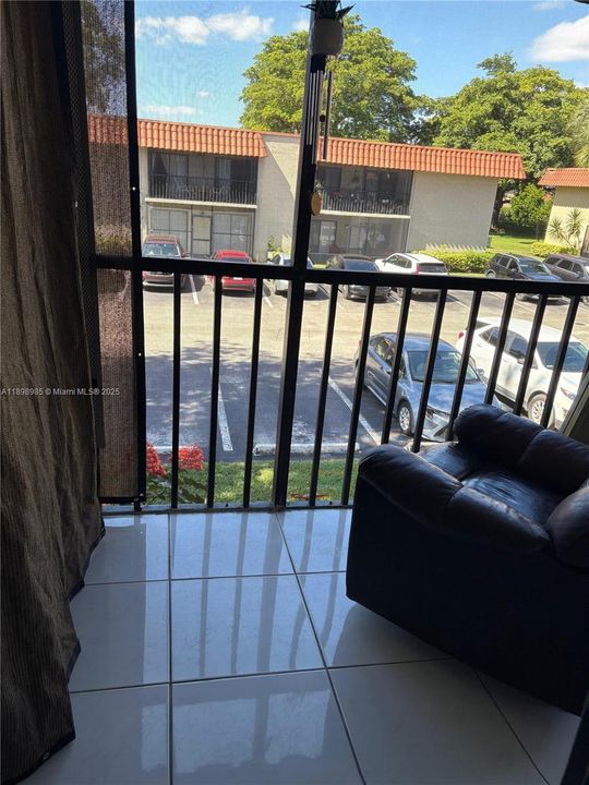 合同活跃: $2,350 (3 贝兹, 2 浴室, 993 平方英尺)