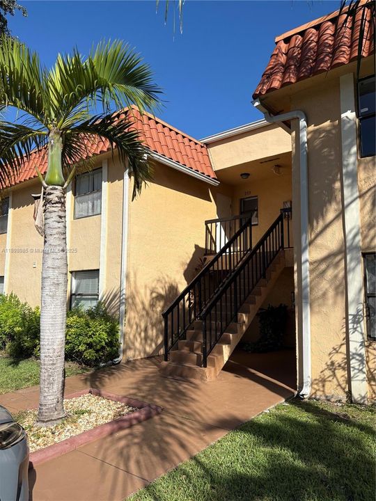 合同活跃: $2,350 (3 贝兹, 2 浴室, 993 平方英尺)