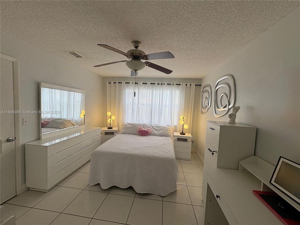 合同活跃: $2,350 (3 贝兹, 2 浴室, 993 平方英尺)