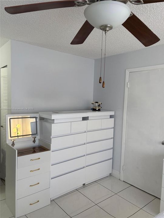 合同活跃: $2,350 (3 贝兹, 2 浴室, 993 平方英尺)