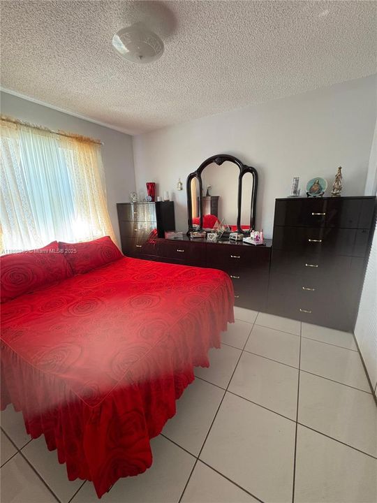 合同活跃: $2,350 (3 贝兹, 2 浴室, 993 平方英尺)