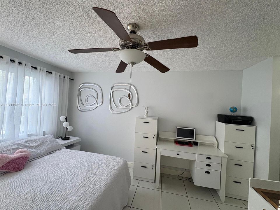 合同活跃: $2,350 (3 贝兹, 2 浴室, 993 平方英尺)