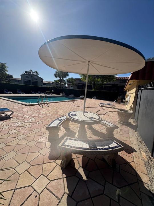 合同活跃: $2,350 (3 贝兹, 2 浴室, 993 平方英尺)