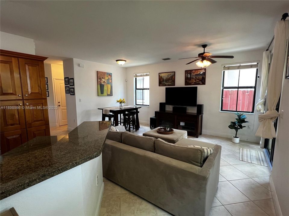 На продажу: $699,000 (3 спален, 2 ванн, 2014 Квадратных фут)