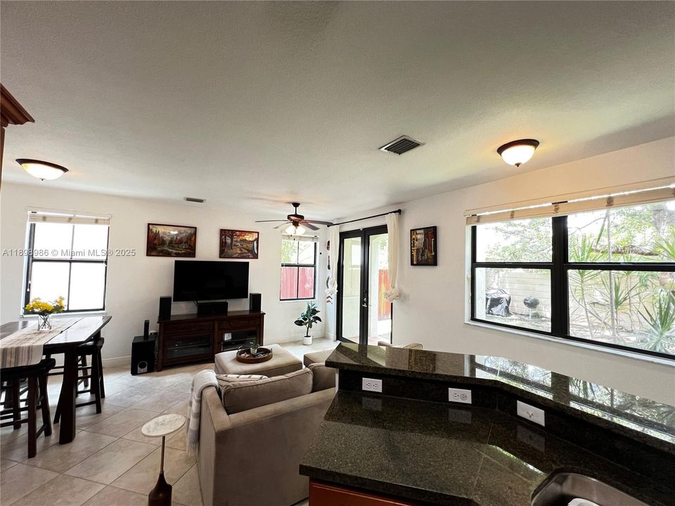 На продажу: $699,000 (3 спален, 2 ванн, 2014 Квадратных фут)