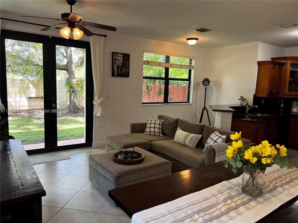 На продажу: $699,000 (3 спален, 2 ванн, 2014 Квадратных фут)