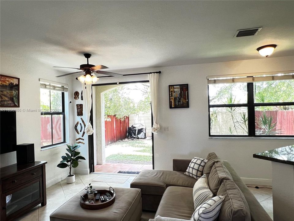 На продажу: $699,000 (3 спален, 2 ванн, 2014 Квадратных фут)