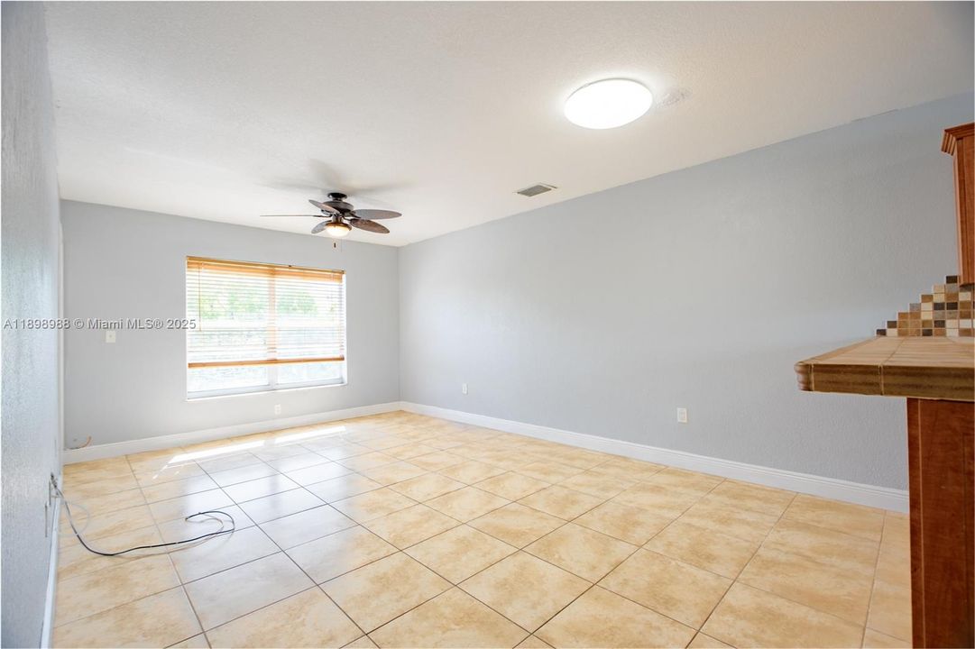 For Rent: $2,000 (2 beds, 1 baths, 843 Square Feet)