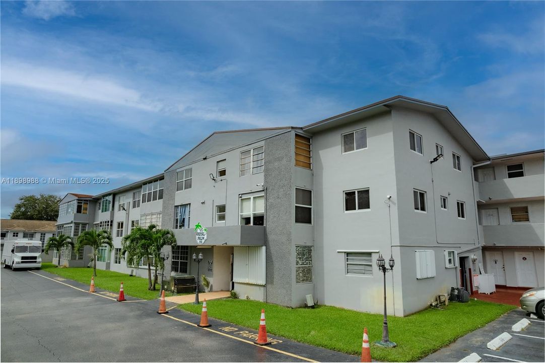 For Rent: $2,000 (2 beds, 1 baths, 843 Square Feet)