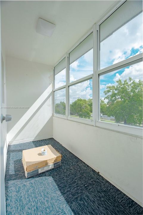 For Rent: $2,000 (2 beds, 1 baths, 843 Square Feet)