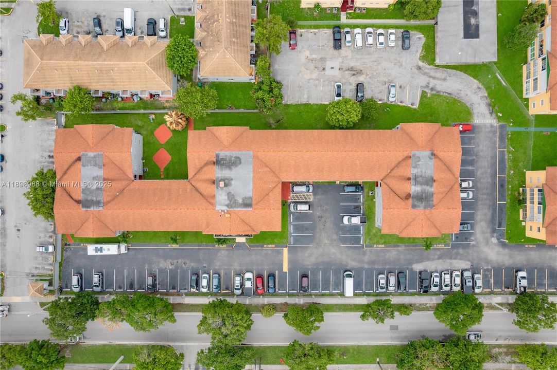 For Rent: $2,000 (2 beds, 1 baths, 843 Square Feet)