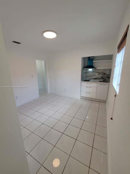 Recently Rented: $1,600 (1 beds, 1 baths, 2206 Square Feet)