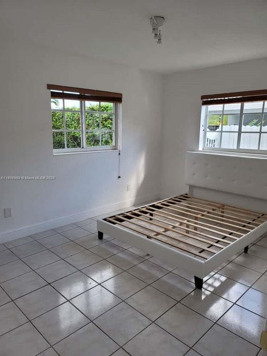 Recently Rented: $1,600 (1 beds, 1 baths, 2206 Square Feet)