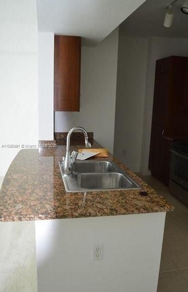 待售: $255,000 (1 贝兹, 1 浴室, 805 平方英尺)