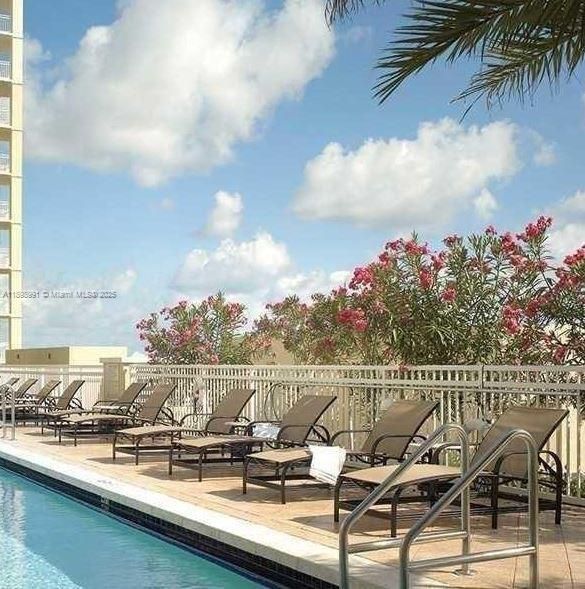 待售: $255,000 (1 贝兹, 1 浴室, 805 平方英尺)